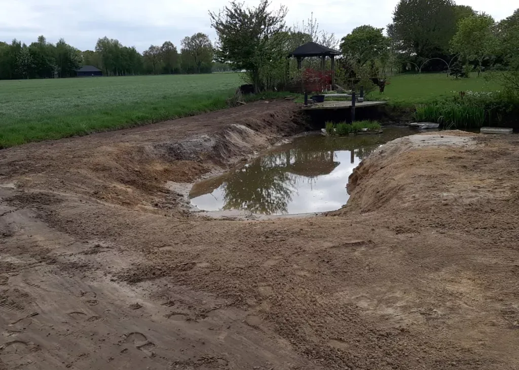 Grondwerk vijver – Stroeve Bos en Groen